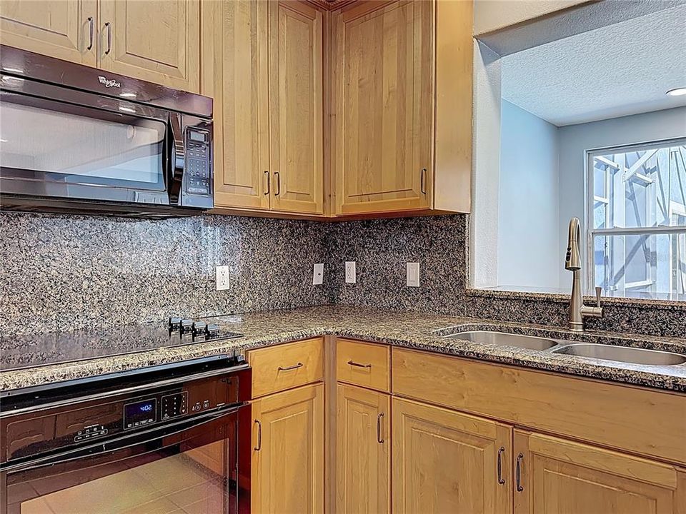 Activo con contrato: $549,000 (4 camas, 3 baños, 2421 Pies cuadrados)