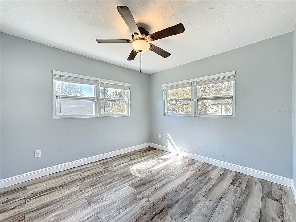 Activo con contrato: $549,000 (4 camas, 3 baños, 2421 Pies cuadrados)