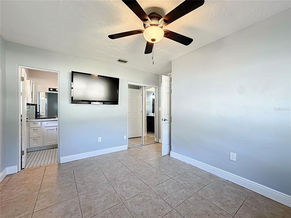 Activo con contrato: $549,000 (4 camas, 3 baños, 2421 Pies cuadrados)