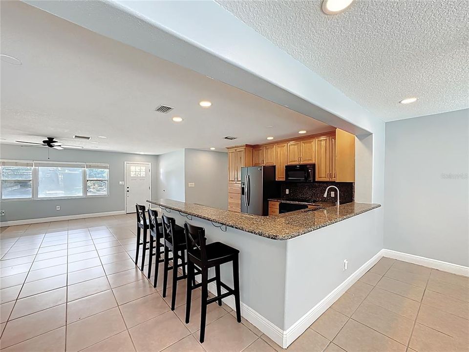 Activo con contrato: $549,000 (4 camas, 3 baños, 2421 Pies cuadrados)