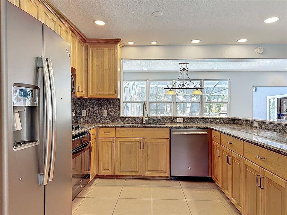 Activo con contrato: $549,000 (4 camas, 3 baños, 2421 Pies cuadrados)