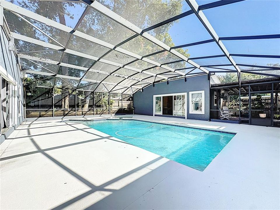 Activo con contrato: $549,000 (4 camas, 3 baños, 2421 Pies cuadrados)