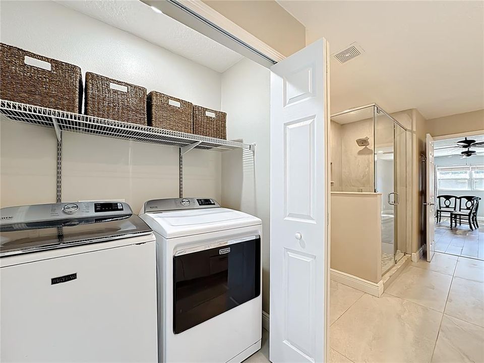 Activo con contrato: $549,000 (4 camas, 3 baños, 2421 Pies cuadrados)