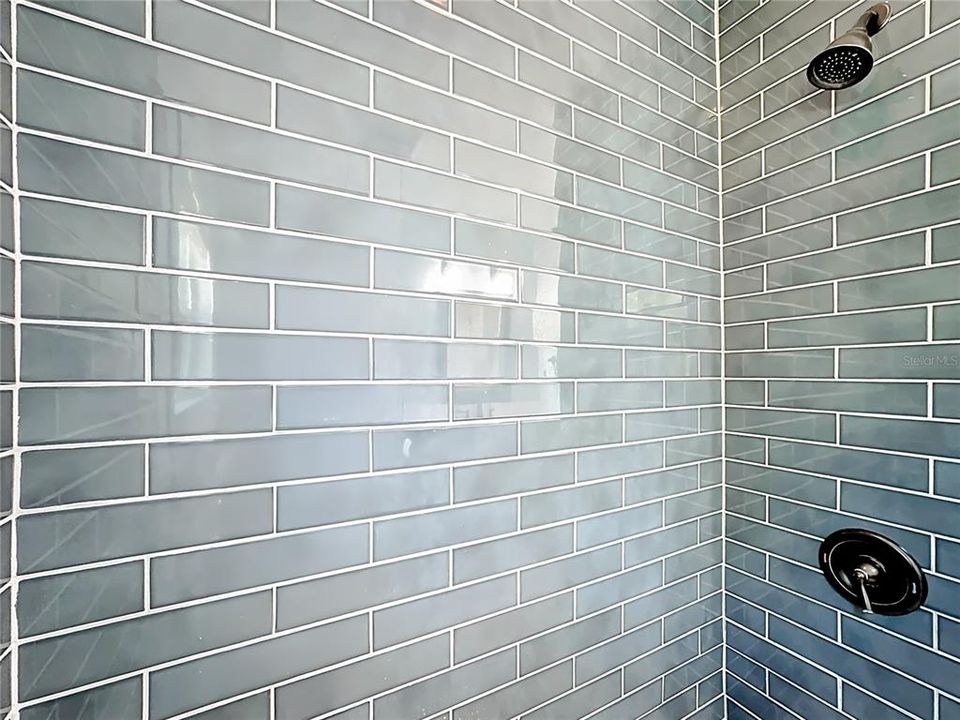 Activo con contrato: $549,000 (4 camas, 3 baños, 2421 Pies cuadrados)