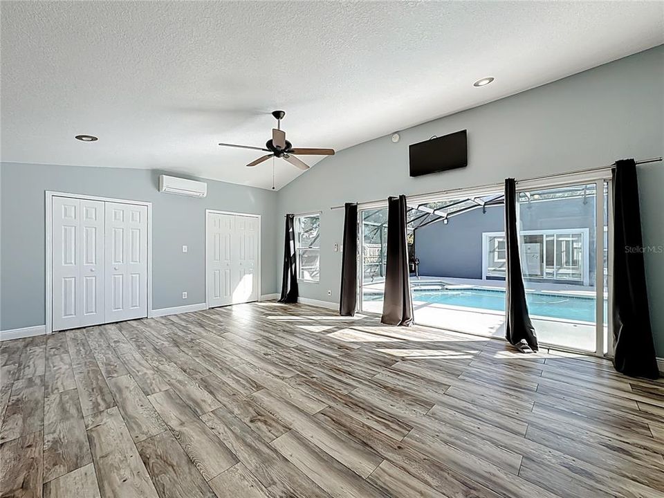 Activo con contrato: $549,000 (4 camas, 3 baños, 2421 Pies cuadrados)