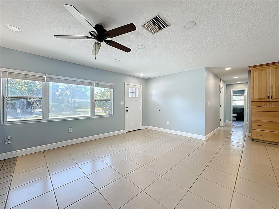 Activo con contrato: $549,000 (4 camas, 3 baños, 2421 Pies cuadrados)