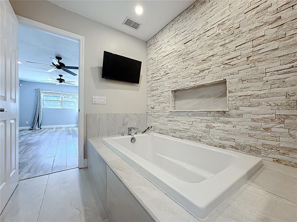 Activo con contrato: $549,000 (4 camas, 3 baños, 2421 Pies cuadrados)