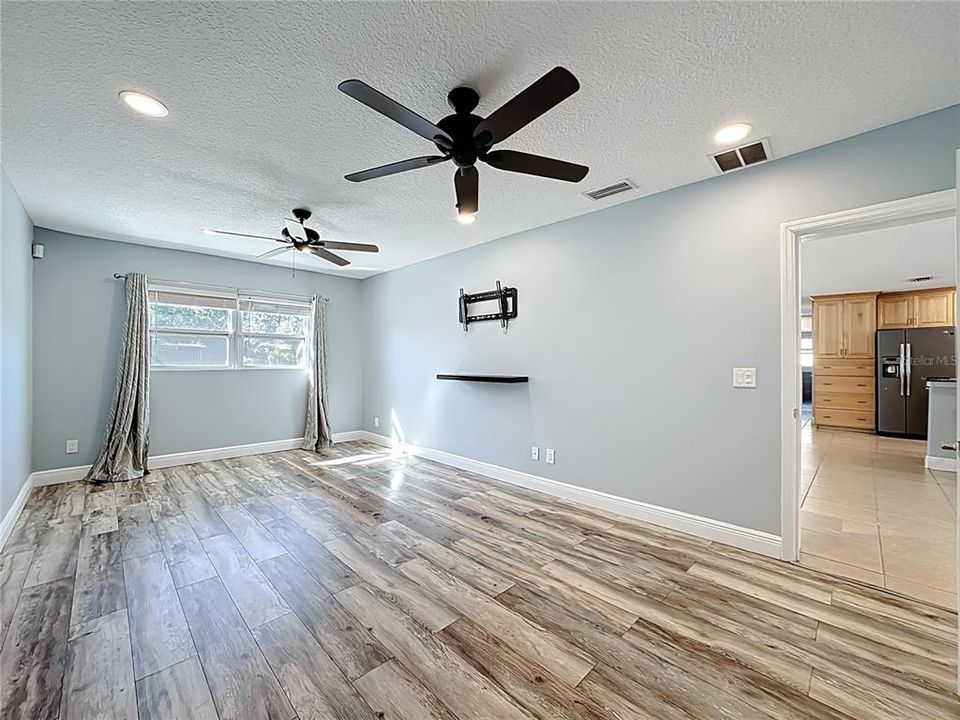 Activo con contrato: $549,000 (4 camas, 3 baños, 2421 Pies cuadrados)