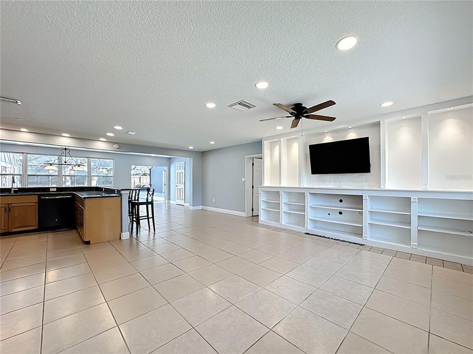 Activo con contrato: $549,000 (4 camas, 3 baños, 2421 Pies cuadrados)