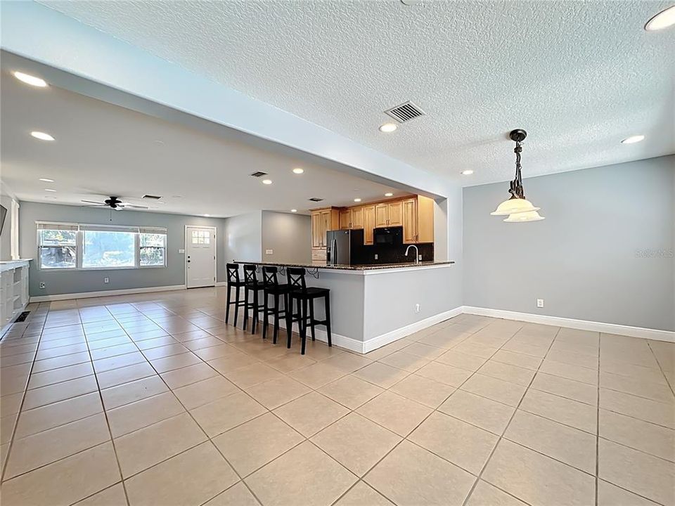 Activo con contrato: $549,000 (4 camas, 3 baños, 2421 Pies cuadrados)