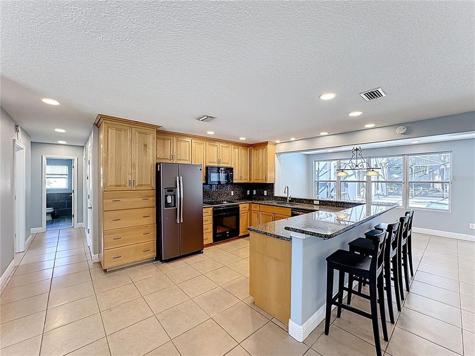 Activo con contrato: $549,000 (4 camas, 3 baños, 2421 Pies cuadrados)