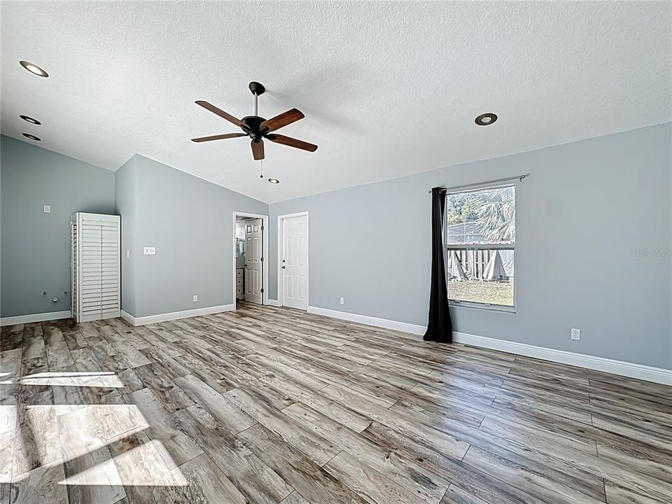 Activo con contrato: $549,000 (4 camas, 3 baños, 2421 Pies cuadrados)