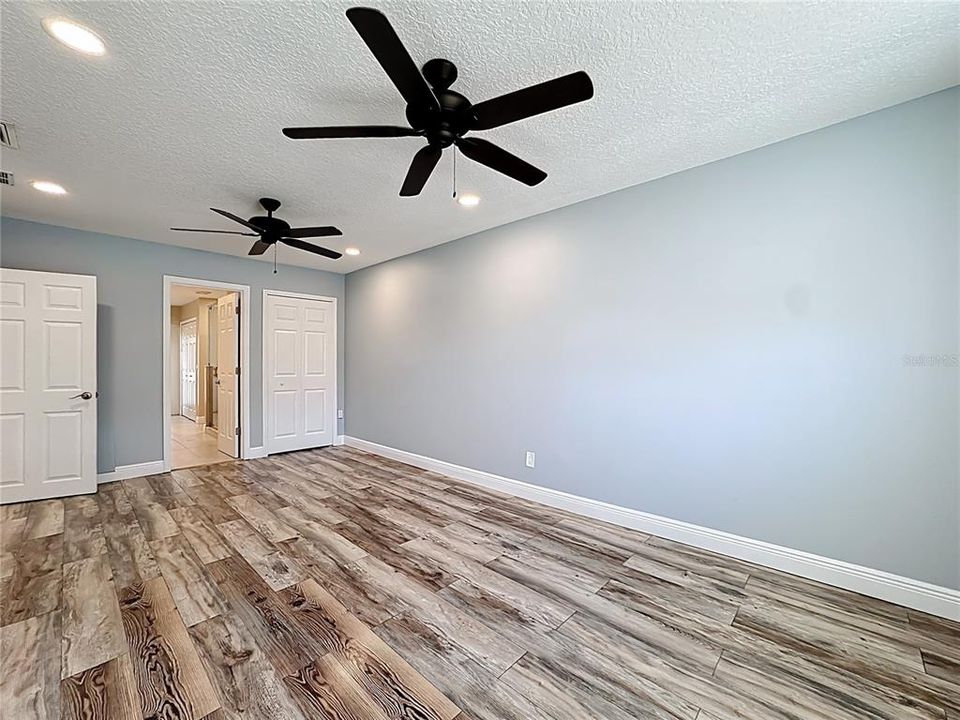 Activo con contrato: $549,000 (4 camas, 3 baños, 2421 Pies cuadrados)