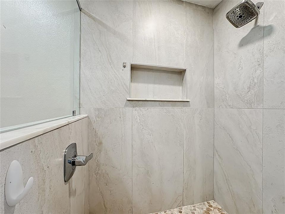 Activo con contrato: $549,000 (4 camas, 3 baños, 2421 Pies cuadrados)