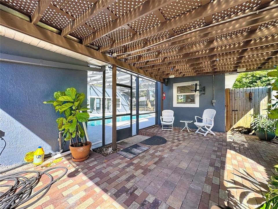 Activo con contrato: $549,000 (4 camas, 3 baños, 2421 Pies cuadrados)