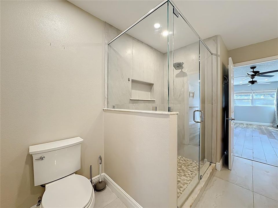 Activo con contrato: $549,000 (4 camas, 3 baños, 2421 Pies cuadrados)