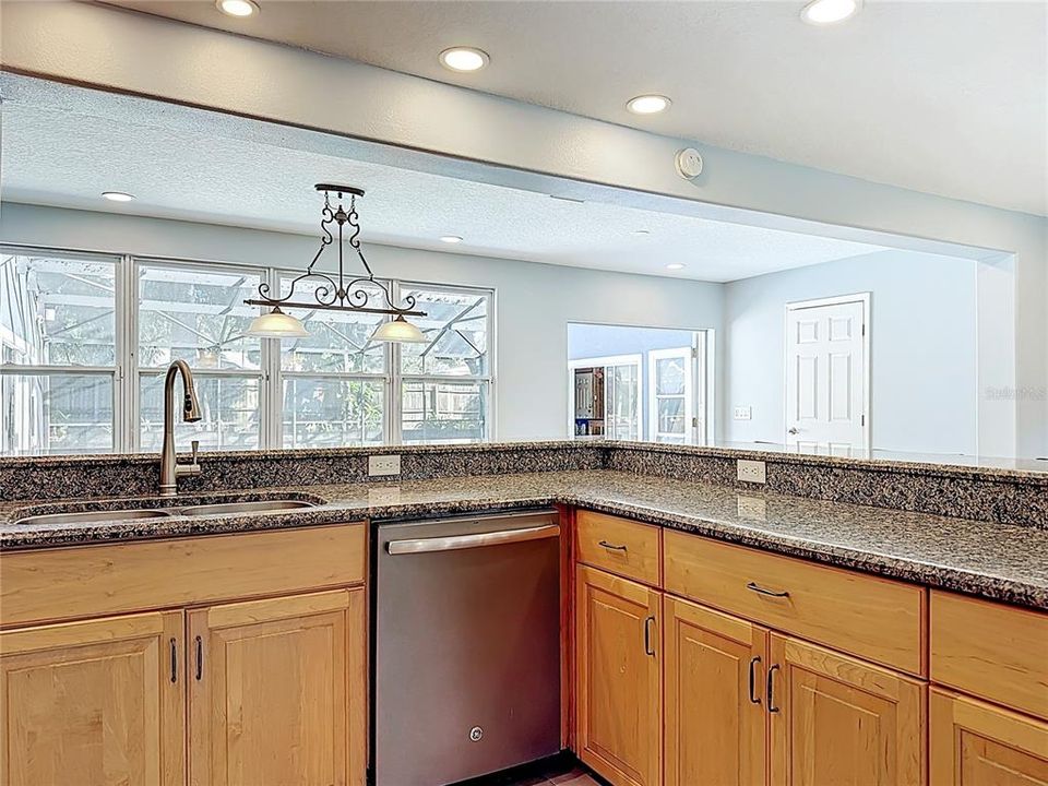 Activo con contrato: $549,000 (4 camas, 3 baños, 2421 Pies cuadrados)