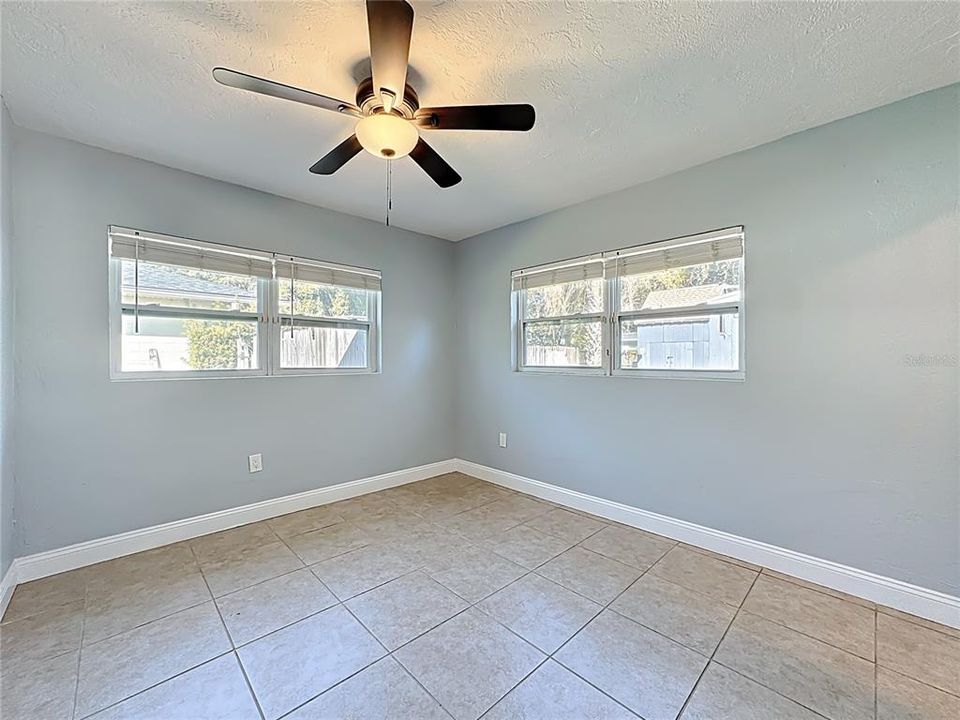 Activo con contrato: $549,000 (4 camas, 3 baños, 2421 Pies cuadrados)