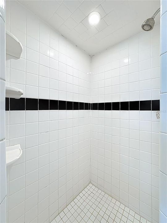 Activo con contrato: $549,000 (4 camas, 3 baños, 2421 Pies cuadrados)