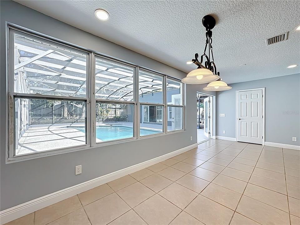 Activo con contrato: $549,000 (4 camas, 3 baños, 2421 Pies cuadrados)