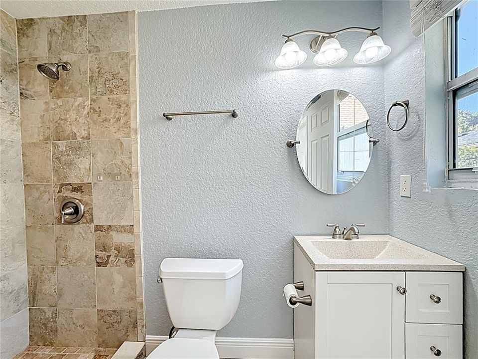 Activo con contrato: $549,000 (4 camas, 3 baños, 2421 Pies cuadrados)