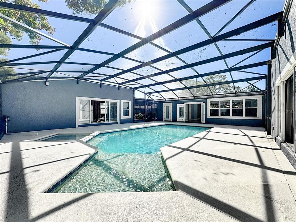 Activo con contrato: $549,000 (4 camas, 3 baños, 2421 Pies cuadrados)