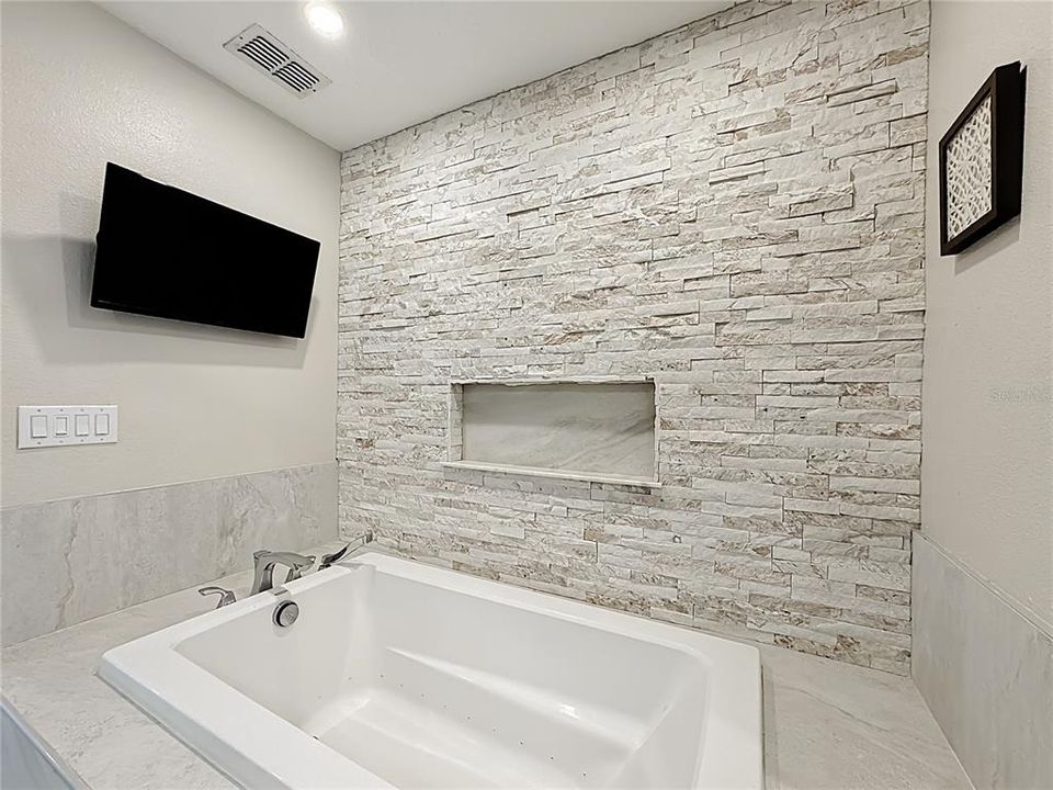 Activo con contrato: $549,000 (4 camas, 3 baños, 2421 Pies cuadrados)