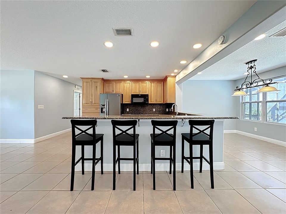 Activo con contrato: $549,000 (4 camas, 3 baños, 2421 Pies cuadrados)