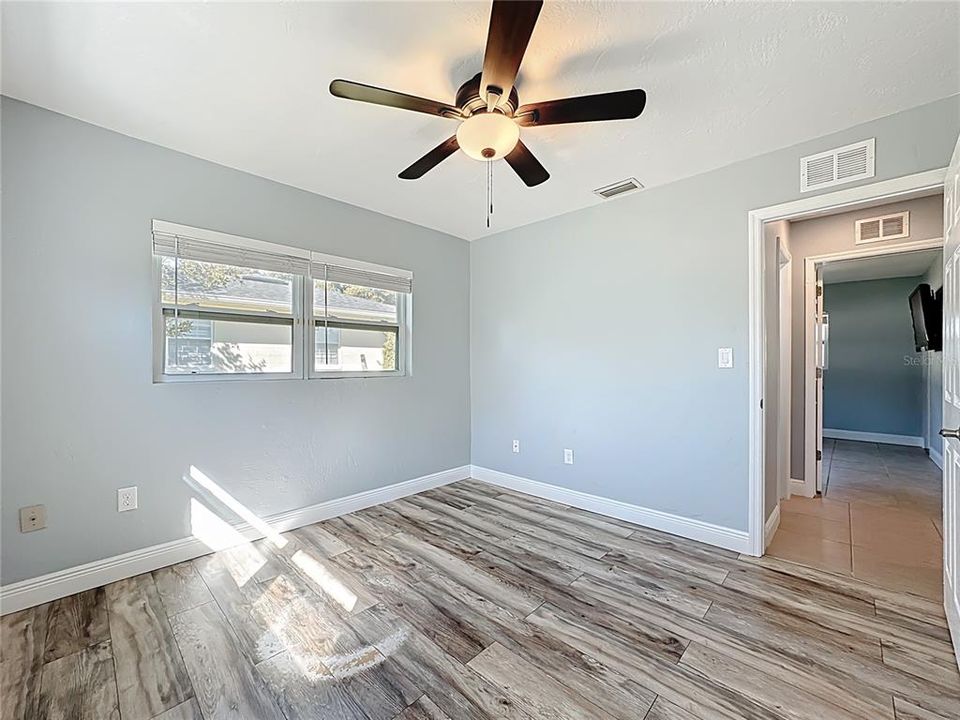 Activo con contrato: $549,000 (4 camas, 3 baños, 2421 Pies cuadrados)