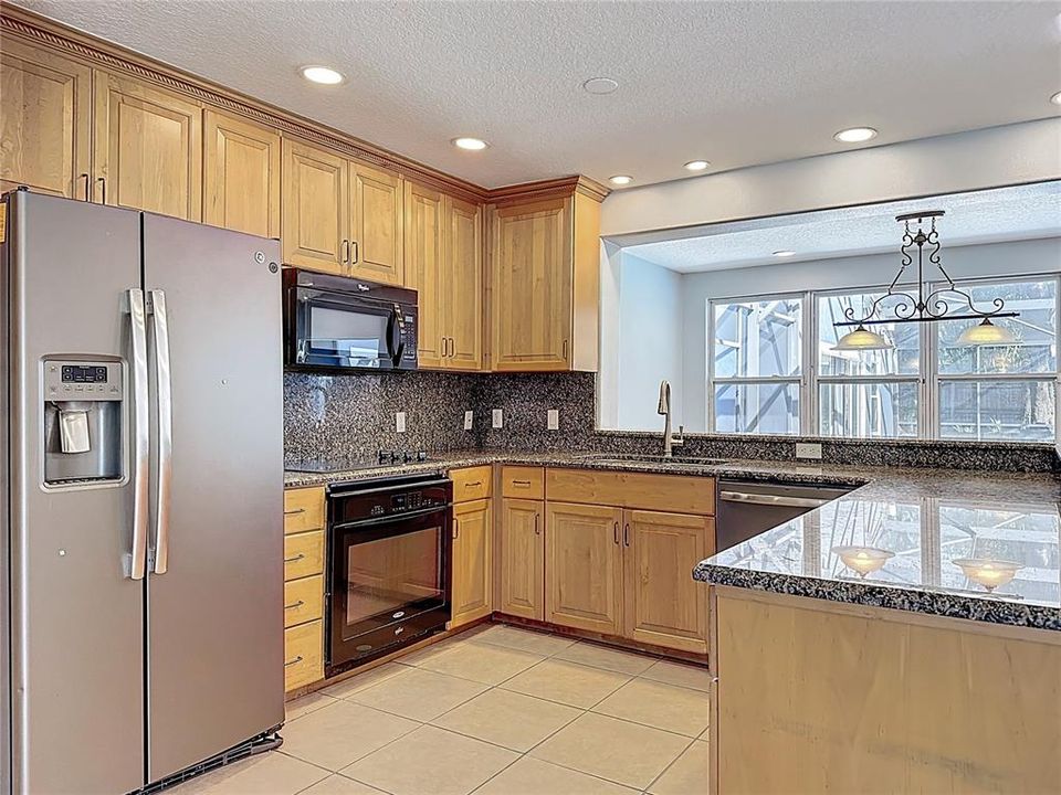 Activo con contrato: $549,000 (4 camas, 3 baños, 2421 Pies cuadrados)