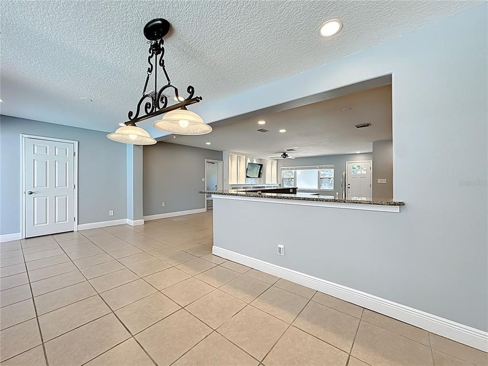 Activo con contrato: $549,000 (4 camas, 3 baños, 2421 Pies cuadrados)