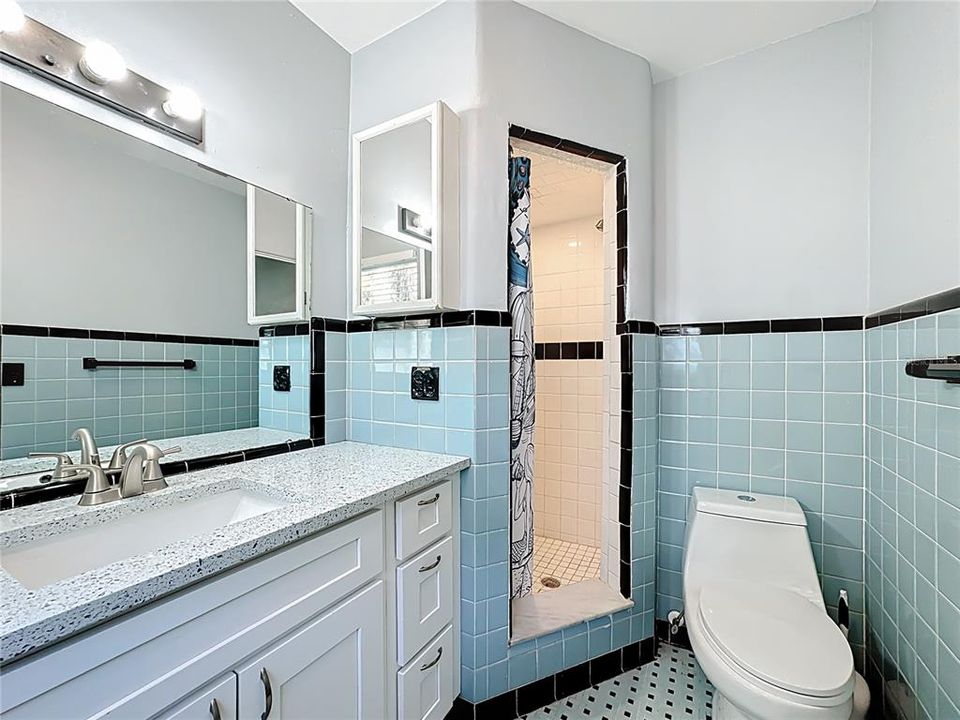 Activo con contrato: $549,000 (4 camas, 3 baños, 2421 Pies cuadrados)