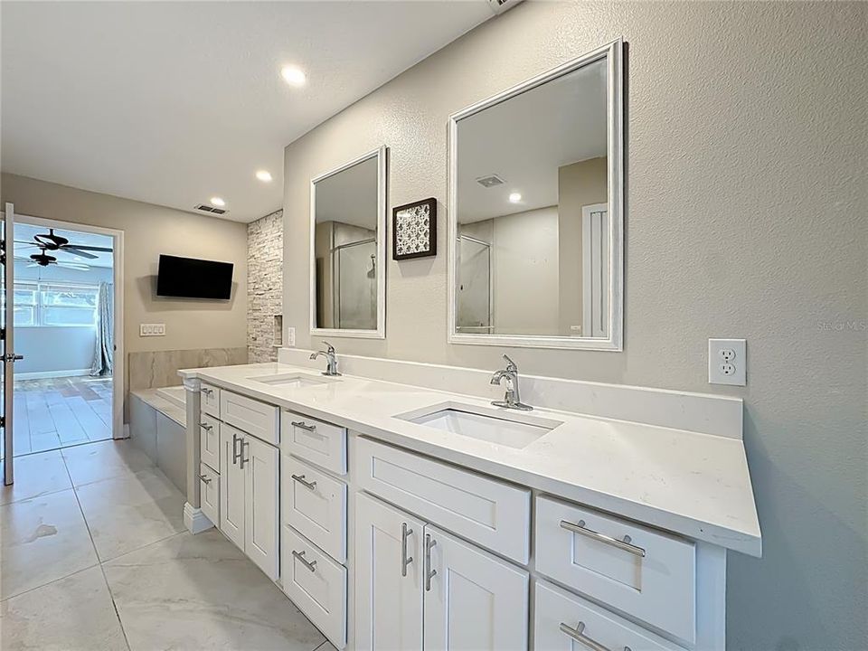 Activo con contrato: $549,000 (4 camas, 3 baños, 2421 Pies cuadrados)