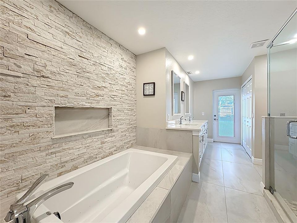 Activo con contrato: $549,000 (4 camas, 3 baños, 2421 Pies cuadrados)