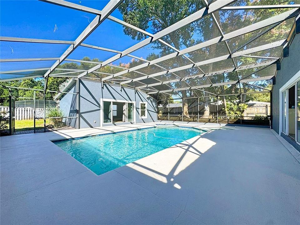 Activo con contrato: $549,000 (4 camas, 3 baños, 2421 Pies cuadrados)