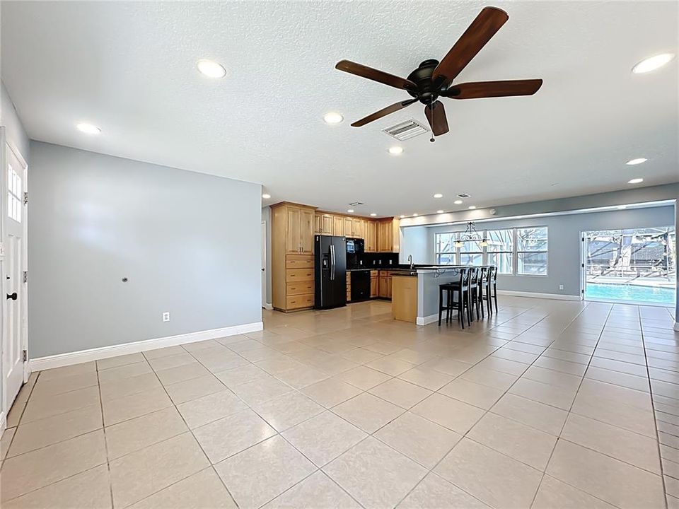 Activo con contrato: $549,000 (4 camas, 3 baños, 2421 Pies cuadrados)