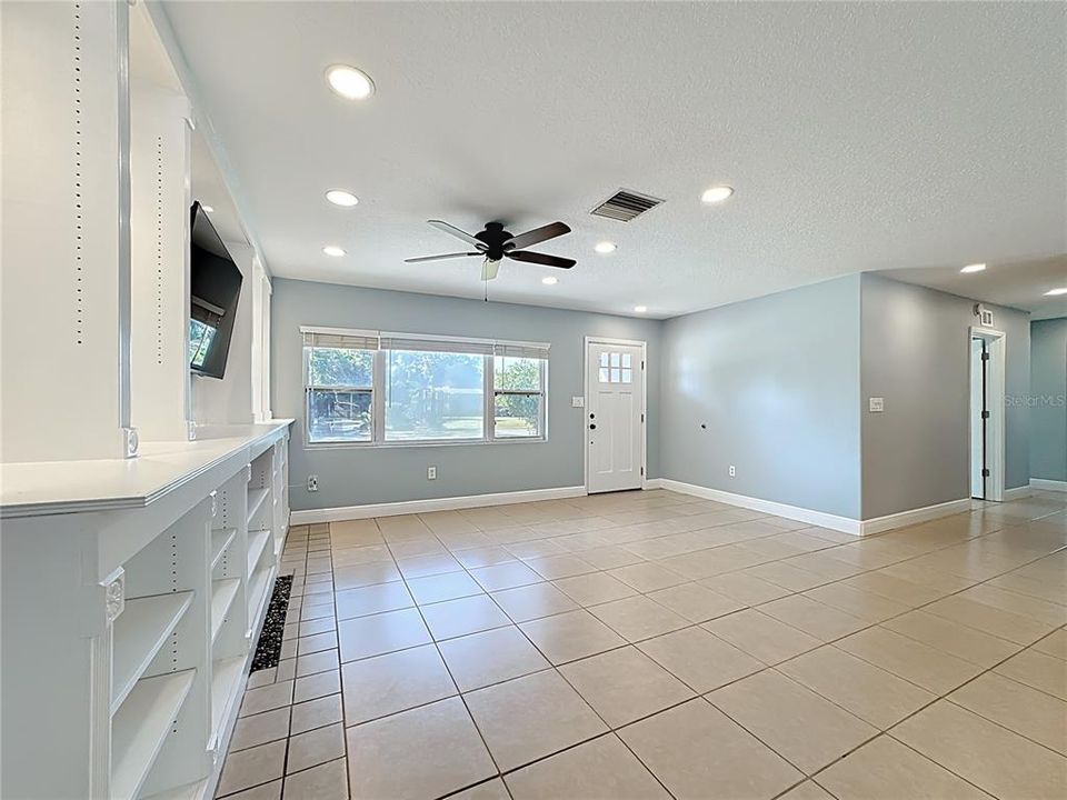 Activo con contrato: $549,000 (4 camas, 3 baños, 2421 Pies cuadrados)