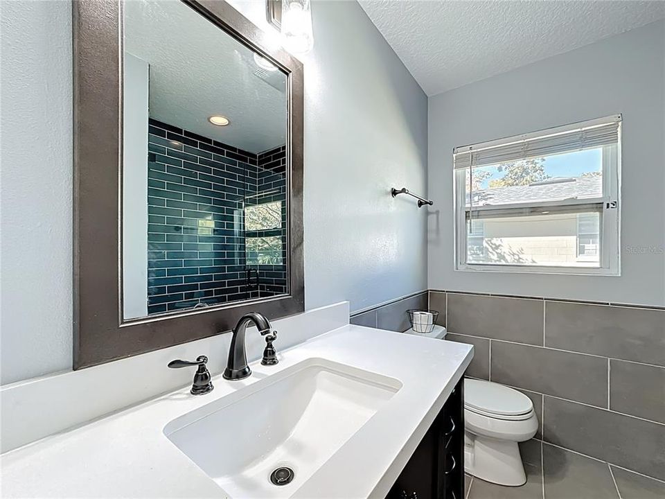 Activo con contrato: $549,000 (4 camas, 3 baños, 2421 Pies cuadrados)