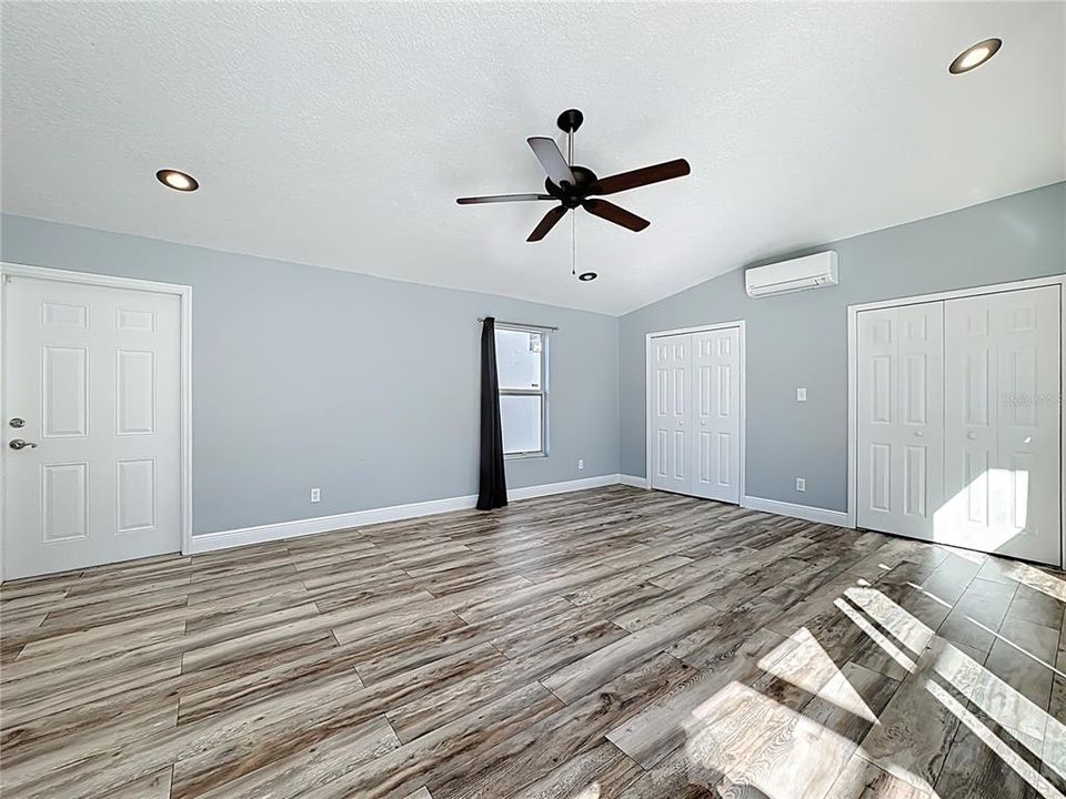 Activo con contrato: $549,000 (4 camas, 3 baños, 2421 Pies cuadrados)