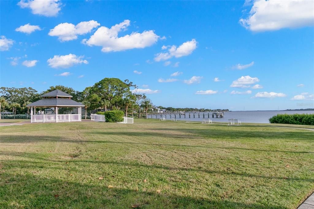 Active With Contract: $319,900 (3 beds, 2 baths, 1100 Square Feet)