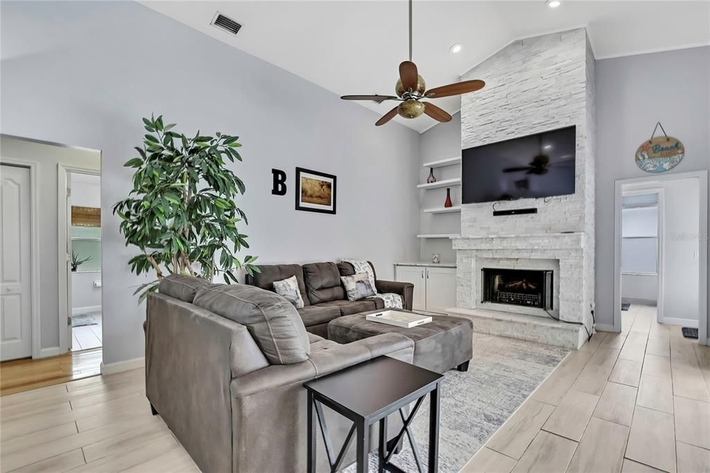 合同活跃: $620,000 (4 贝兹, 3 浴室, 2476 平方英尺)