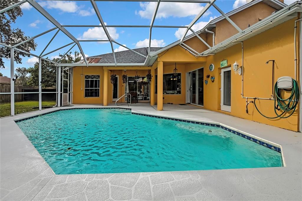 合同活跃: $620,000 (4 贝兹, 3 浴室, 2476 平方英尺)