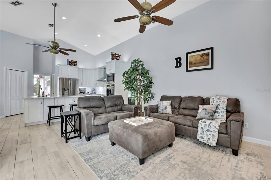 合同活跃: $620,000 (4 贝兹, 3 浴室, 2476 平方英尺)