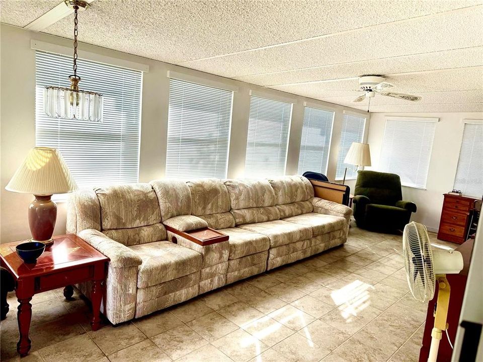 На продажу: $164,500 (2 спален, 2 ванн, 1056 Квадратных фут)