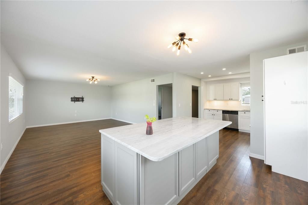 For Sale: $226,900 (2 beds, 2 baths, 1195 Square Feet)