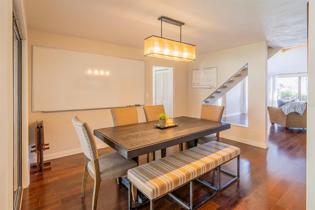 Activo con contrato: $670,000 (3 camas, 2 baños, 2575 Pies cuadrados)