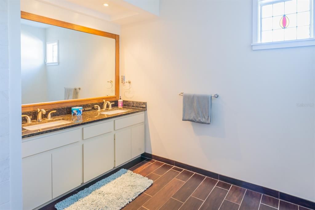 Activo con contrato: $670,000 (3 camas, 2 baños, 2575 Pies cuadrados)