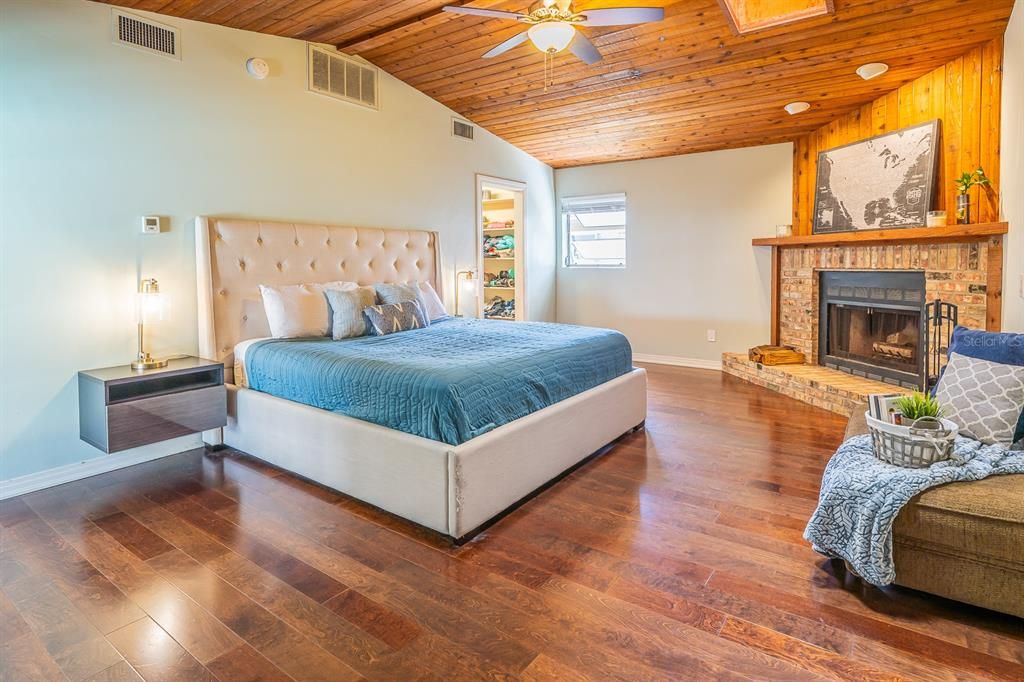 Activo con contrato: $670,000 (3 camas, 2 baños, 2575 Pies cuadrados)