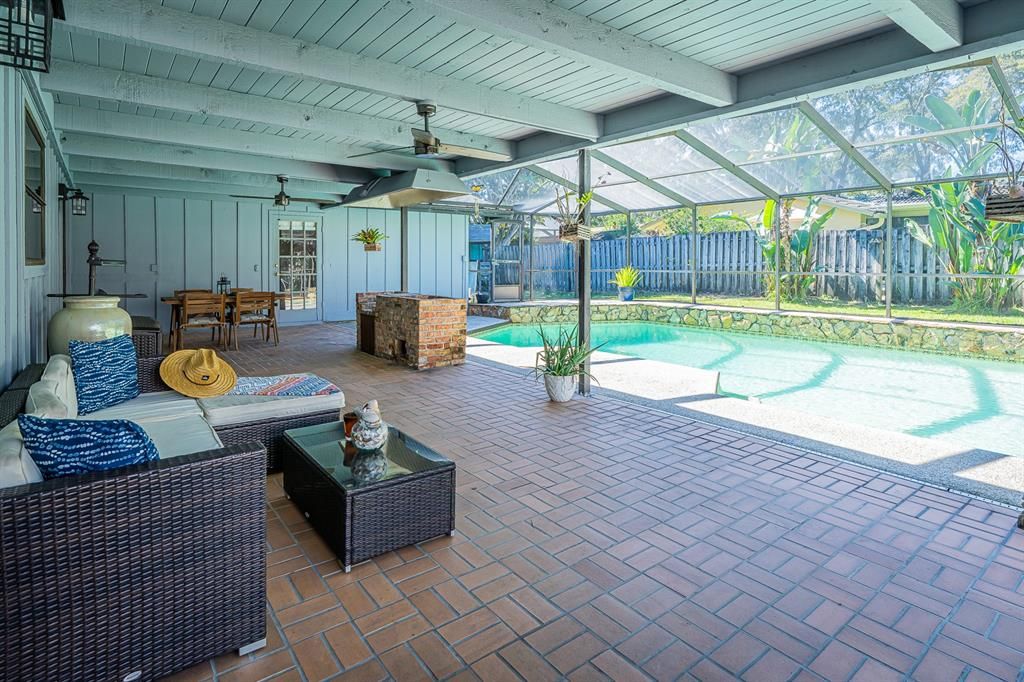 Activo con contrato: $670,000 (3 camas, 2 baños, 2575 Pies cuadrados)