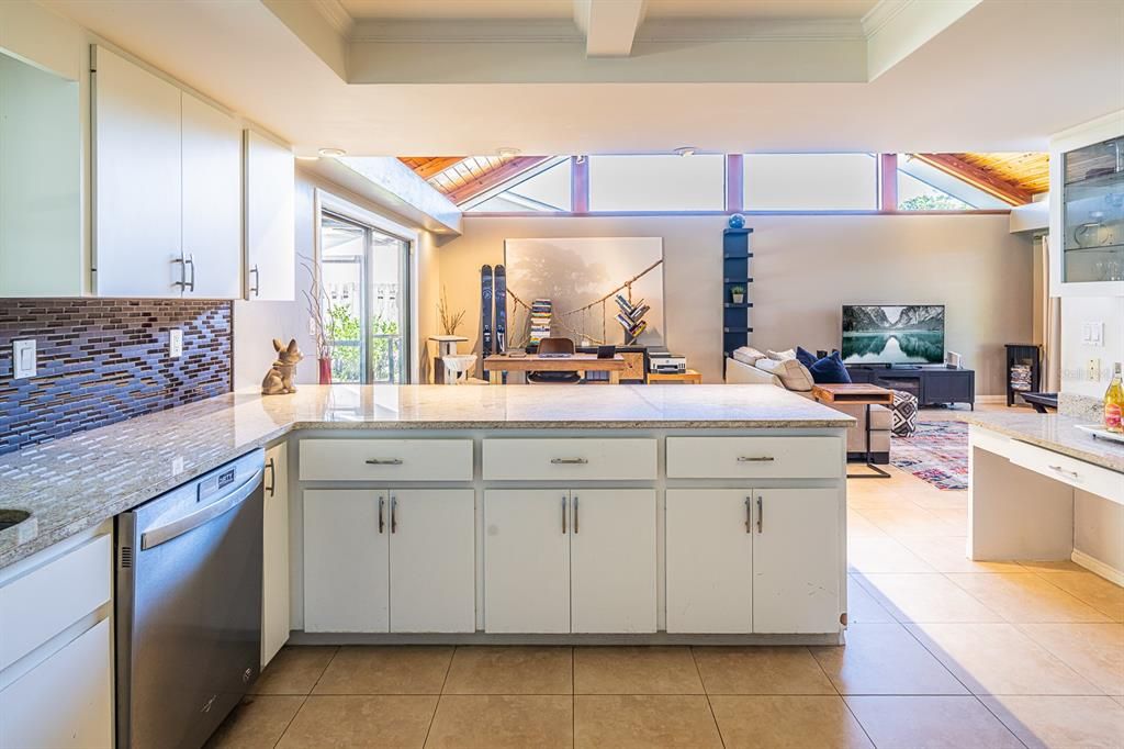 Activo con contrato: $670,000 (3 camas, 2 baños, 2575 Pies cuadrados)